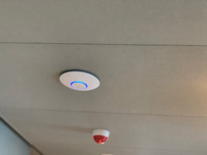Unifi wifi accesspoint aan het plafond