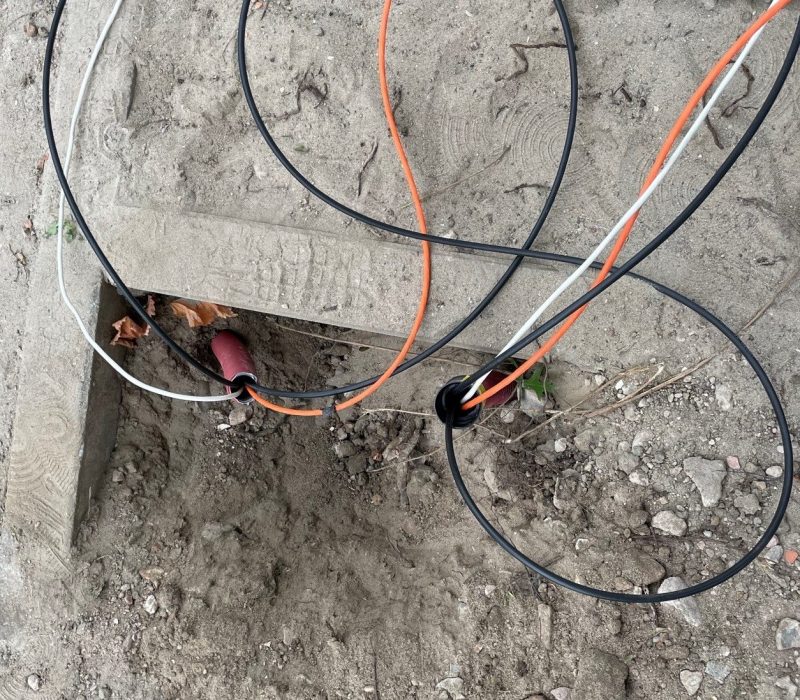 nieuwe netwerk kabels trekken in de grond nadat deze stuk waren gegaan door graafwerkzaamheden